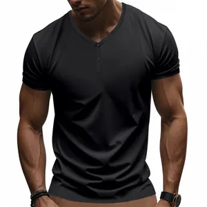 Gros plan d'un t-shirt Henley noir pour homme en tissu respirant et extensible
