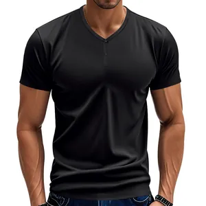 Détail du t-shirt Henley noir pour homme montrant la patte de boutonnage et le tissu respirant