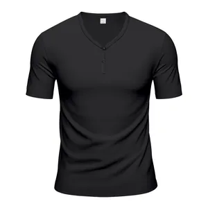 Détail d'un t-shirt Henley noir à manches courtes avec col en V et deux boutons.