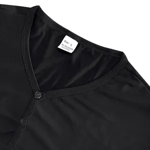 Détail du col et du tissu d'un t-shirt Henley rétro noir pour homme, vue rapprochée