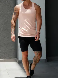Détail d'un débardeur en maille côtelée rose clair pour homme, coupe ajustée