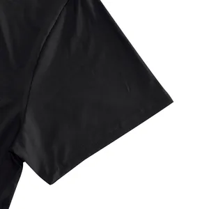 Gros plan détaillé de la couture des manches d'un t-shirt de sport noir pour hommes
