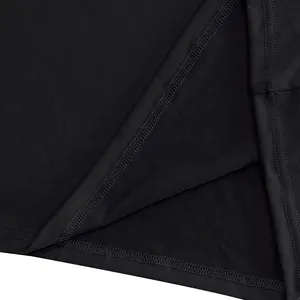 Détail en gros plan des coutures soignées sur un t-shirt de sport noir respirant