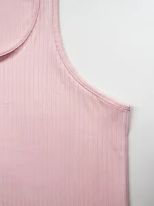 Détail en gros plan du tissu côtelé rose et des coutures d'un débardeur de sport pour homme