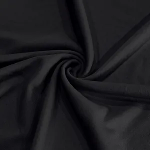 Gros plan macro du tissu noir respirant à séchage rapide pour t-shirt de sport homme
