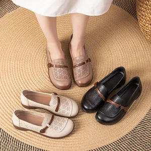 Bequeme atmungsaktive ausgehöhlte Sandalen für Damen mittleren Alters in diversen Farben