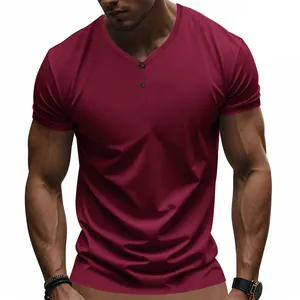 Gros plan d'un t-shirt à manches courtes Henley bordeaux pour homme avec col en V à deux boutons.