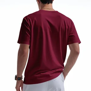 Détail montrant la coupe arrière d'un t-shirt de sport bordeaux à séchage rapide