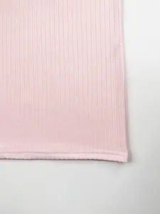Gros plan sur la texture du tissu en maille côtelée rose et l'ourlet d'un débardeur homme