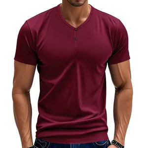 Détail du t-shirt Henley pour homme à séchage rapide bordeaux avec col en V