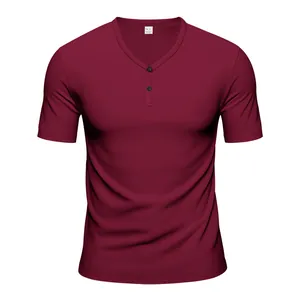 Gros plan sur le t-shirt Henley bordeaux avec col en V et fermeture à deux boutons