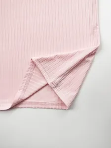 Détail du tissu en maille côtelée rose avec couture d'ourlet pour débardeur homme.