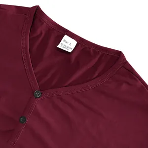 Détail du col d'un t-shirt Henley bordeaux avec étiquette de taille L en polyester