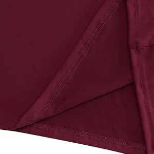 Détail en gros plan montrant les coutures soignées d'un t-shirt de sport bordeaux