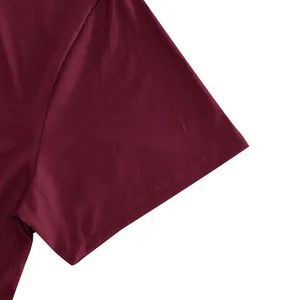 Gros plan détaillé sur les coutures de la manche d'un T-shirt de sport bordeaux pour homme