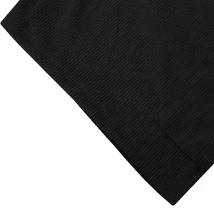 Gros plan détaillé sur la texture du velours côtelé noir pour shorts cargo hommes