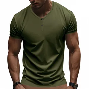 Détail d'un t-shirt Henley vert olive pour homme avec boutons au col en V élégant