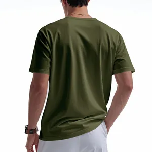 Vue arrière d'un t-shirt de sport pour homme vert olive, coupe ample et séchage rapide