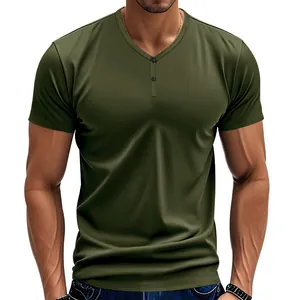Détail d'un t-shirt Henley homme vert olive en tissu extensible à séchage rapide