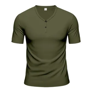 Vue détaillée d'un t-shirt Henley pour homme vert olive avec col en V boutonné