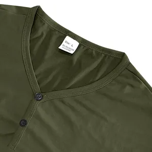 Détail en gros plan de l'encolure d'un t-shirt Henley pour hommes vert olive avec boutons