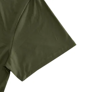 Vue détaillée de la couture sur une manche de t-shirt de sport pour homme vert olive