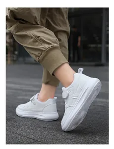 Gros plan détaillé des baskets blanches pour enfants à semelle épaisse avec velcro