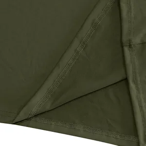 Gros plan sur les coutures durables et le tissu respirant du t-shirt de couleur vert olive