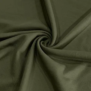 Gros plan sur la texture d'un tissu côtelé vert olive montrant un détail de maille élastique