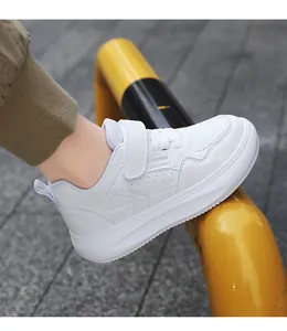 Vue détaillée des baskets blanches à plateforme en cuir pour garçons, mode décontractée