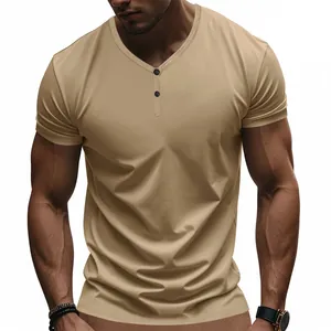 Vue détaillée d'un t-shirt Henley kaki pour homme avec encolure boutonnée et tissu texturé