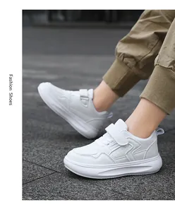 Vue latérale de baskets à plateforme blanches élégantes avec velcro pour garçons