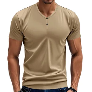 Gros plan d'un t-shirt Henley kaki pour homme avec col en V boutonné et coupe ajustée.