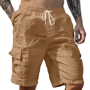Nahaufnahme einer atmungsaktiven khakifarbenen Cargo-Shorts aus Leinen für Herren