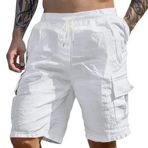 Detailansicht der weißen atmungsaktiven Cargo-Shorts aus Leinen für Herren mit Kordelzug.
