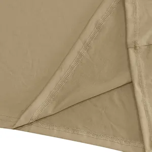 Vue rapprochée des coutures intérieures d'un t-shirt de sport pour hommes couleur kaki