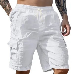 Nahaufnahme einer weißen, atmungsaktiven Leinen-Cargoshorts mit Seitentaschen-Detail