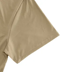 Gros plan sur le détail de la manche à double couture d'un t-shirt de sport kaki