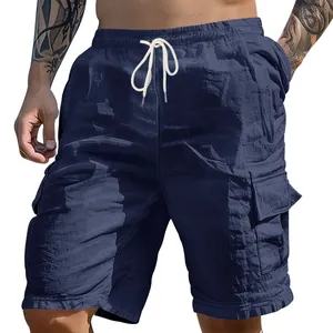 Nahaufnahme einer dunkelblauen Leinen-Cargohose mit Tunnelzug und Seitentaschen.