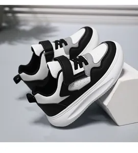 Vue latérale détaillée de chaussures de skate pour garçons en cuir noir et blanc