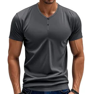 Détail d'un t-shirt Henley gris anthracite à manches courtes pour homme avec boutons