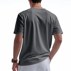 Vue arrière d'un t-shirt de sport gris pour homme avec une coupe ample et séchage rapide