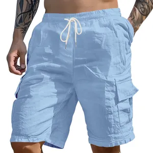 Detailaufnahme der atmungsaktiven hellblauen Leinen-Cargoshorts mit Kordelzug und Taschen