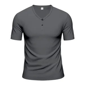 Détail d'un t-shirt Henley gris foncé cintré avec un col en V boutonné pour hommes