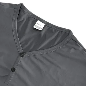 Détail de l'encolure d'un t-shirt Henley gris pour homme avec étiquette de taille L