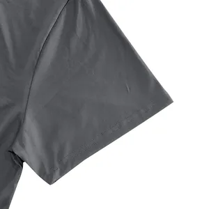 Détail montrant les coutures de qualité sur la manche d'un t-shirt de sport gris pour hommes