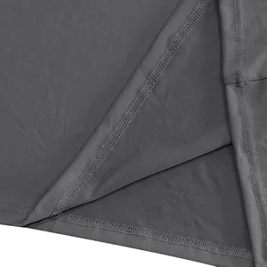 Vue détaillée des coutures renforcées sur un t-shirt de sport gris à séchage rapide.