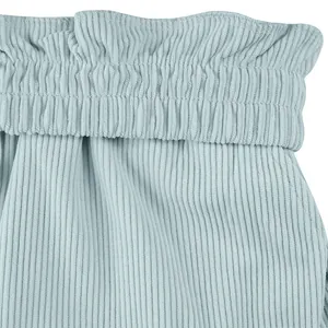 Gros plan sur le velours côtelé bleu clair et la taille élastique d'un short homme
