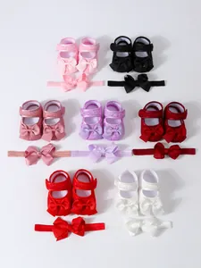 Set aus weichen Lauflernschuhen für Mädchen mit passenden Schleifen-Stirnbändern