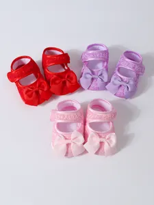 Sammlung weicher Baby-Lauflernschuhe mit Spitzenschleifen in Rot, Rosa und Violett